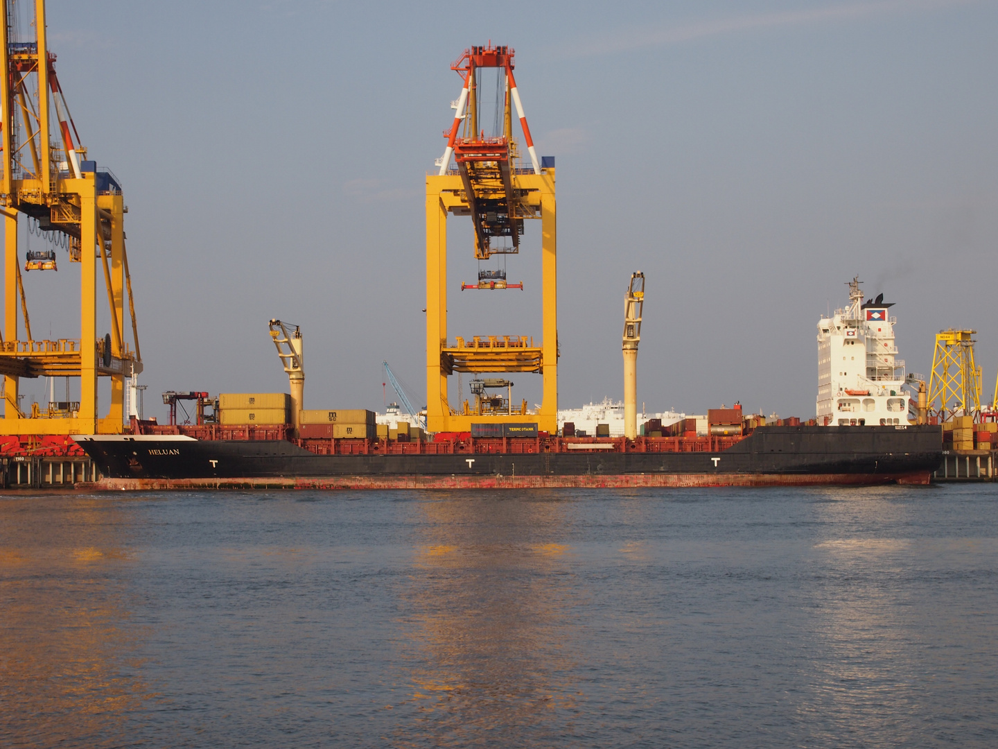 Containerschiff Heluan