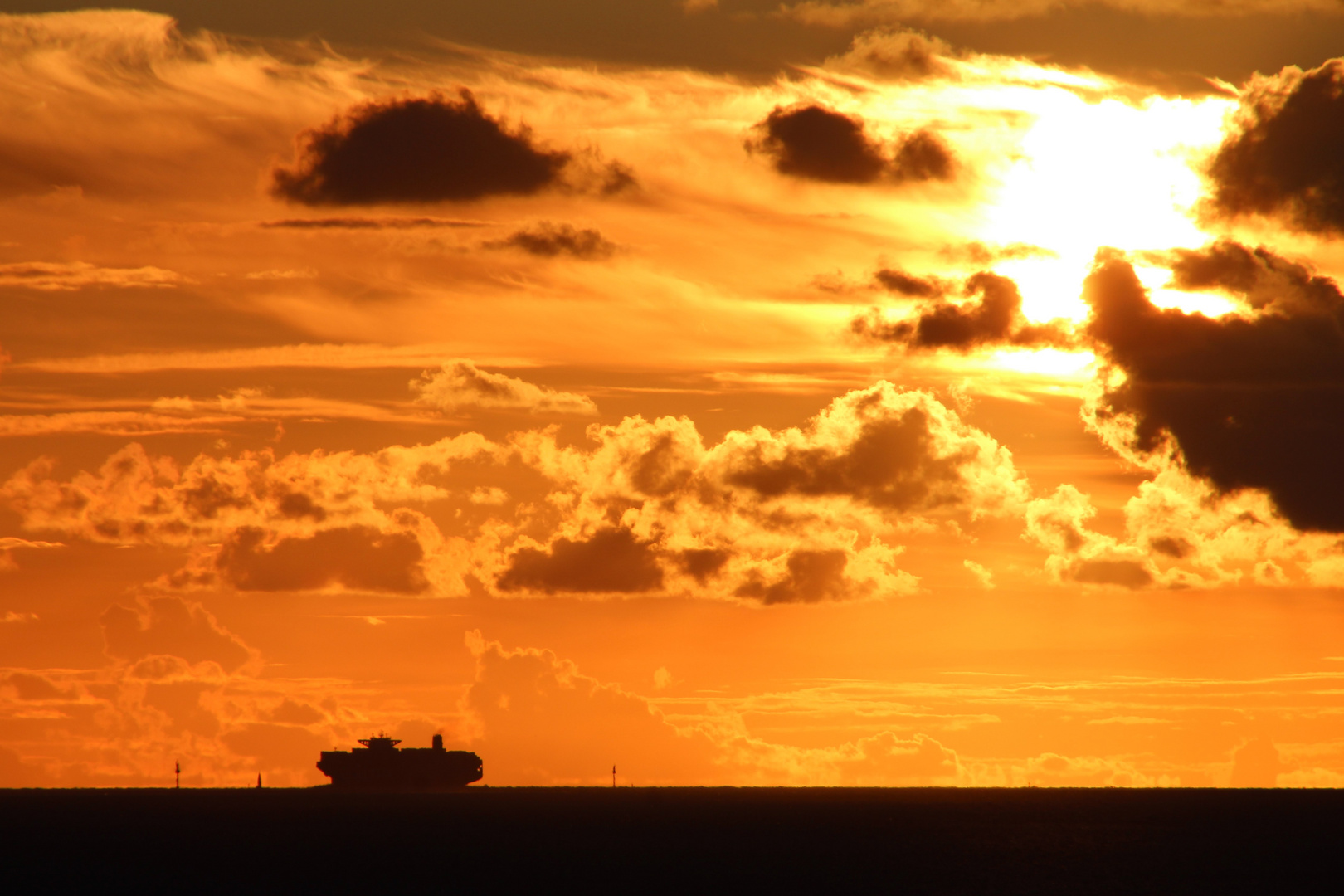 Containerschiff im Abendrot