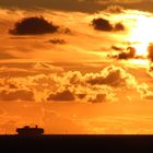 Containerschiff im Abendrot