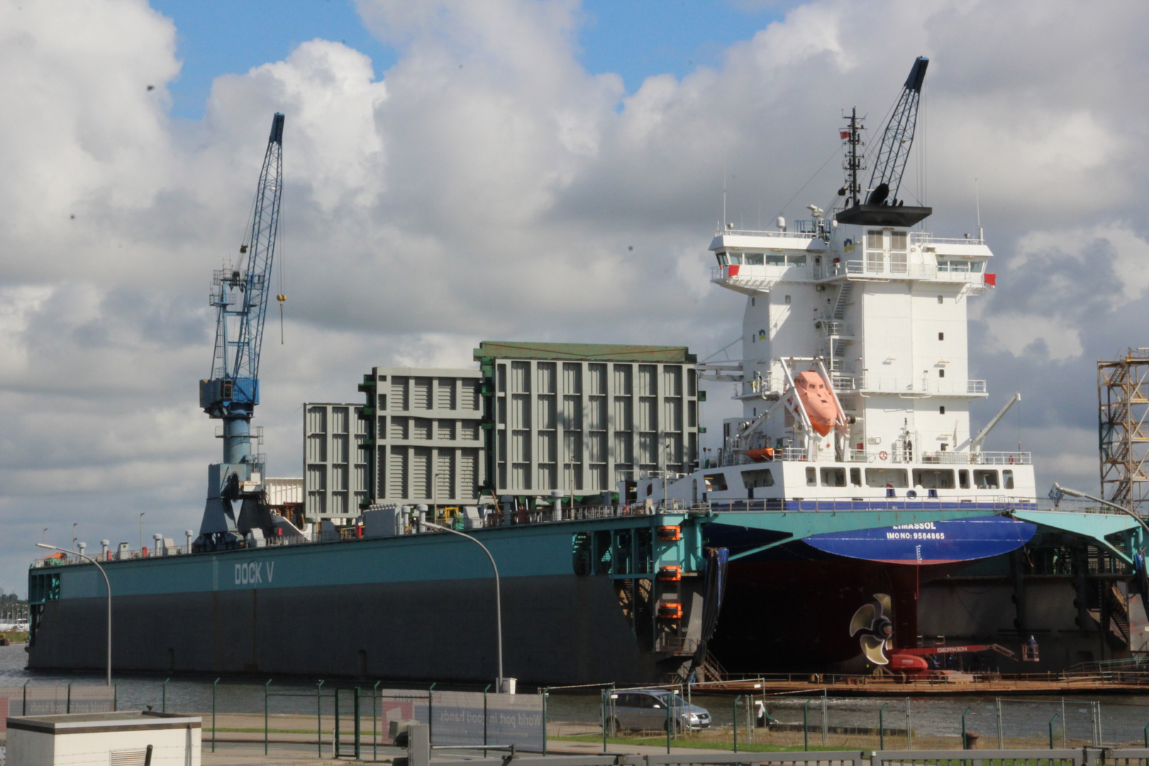 Containerschiff im Dock