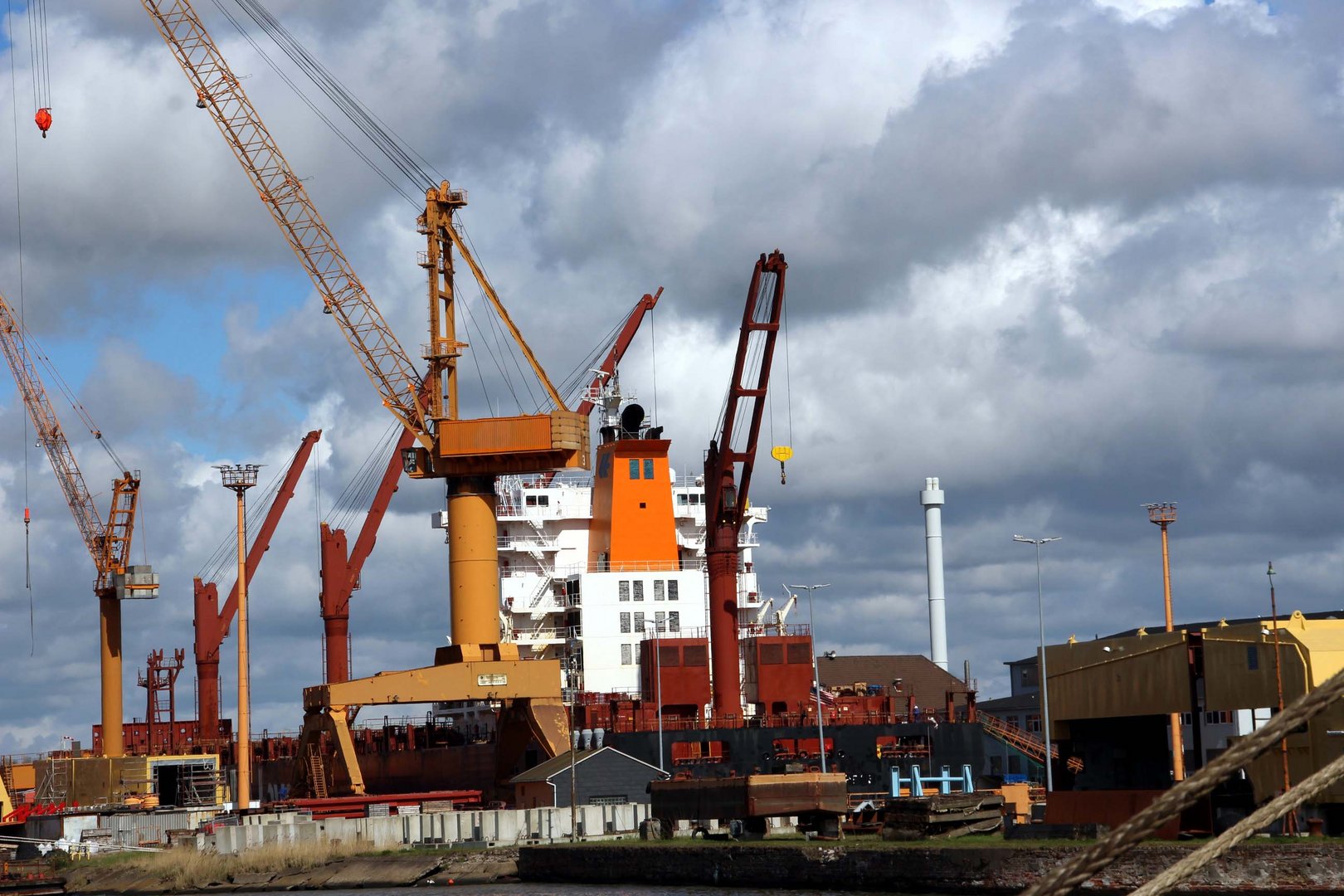 Containerschiff im Dock