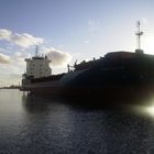 Containerschiff im Emder Hafen