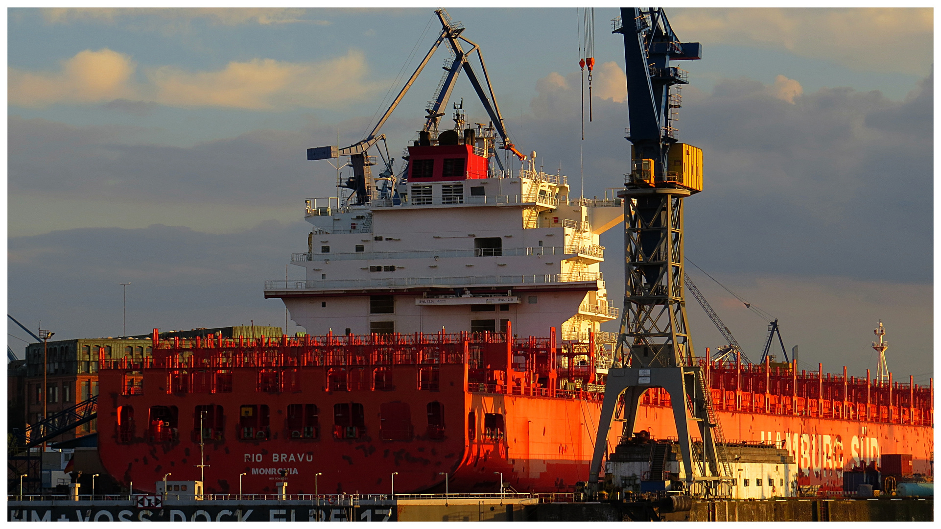 Containerschiff im Hamburger Hafen