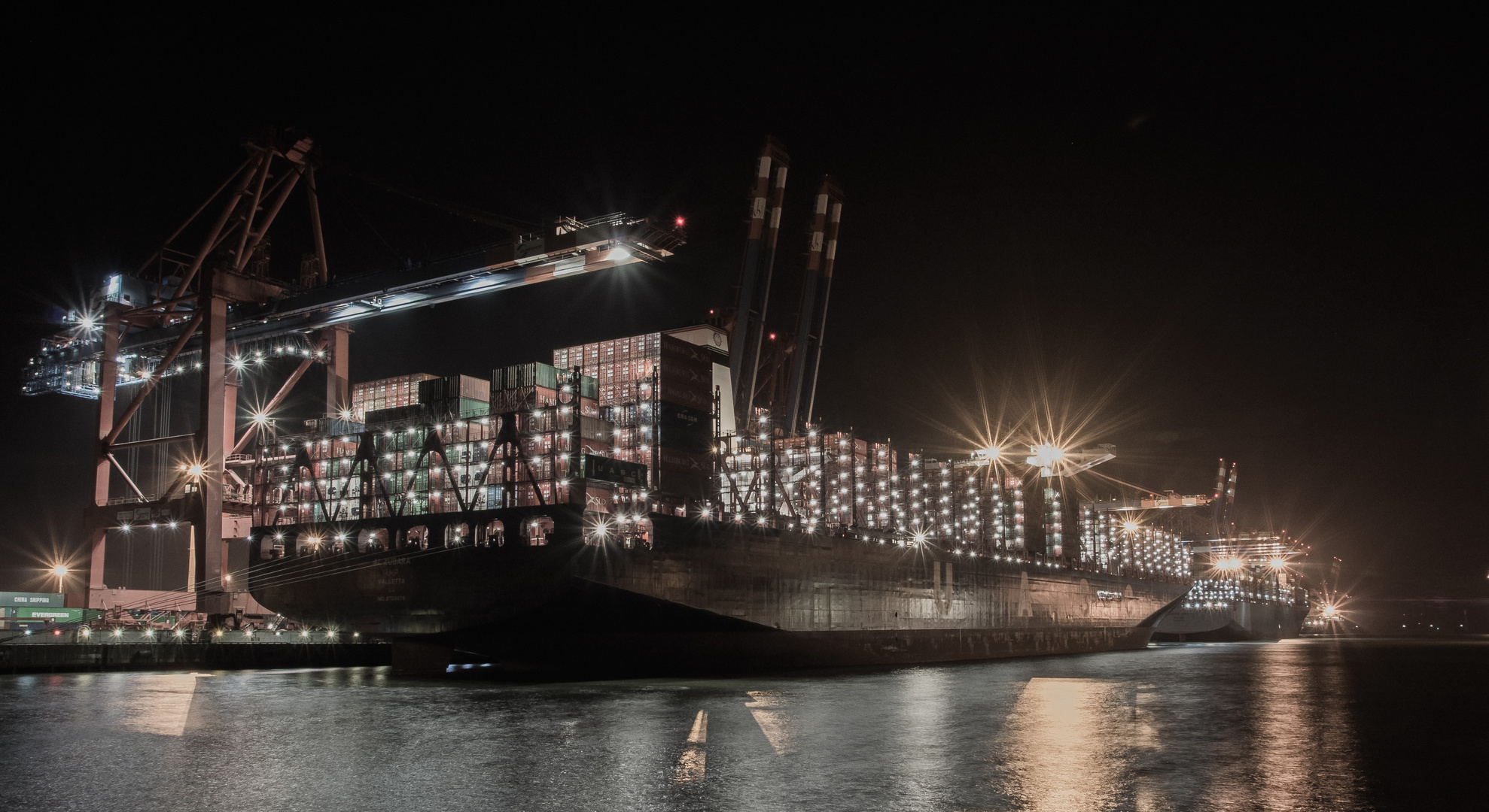 Containerschiff im Hamburger Hafen