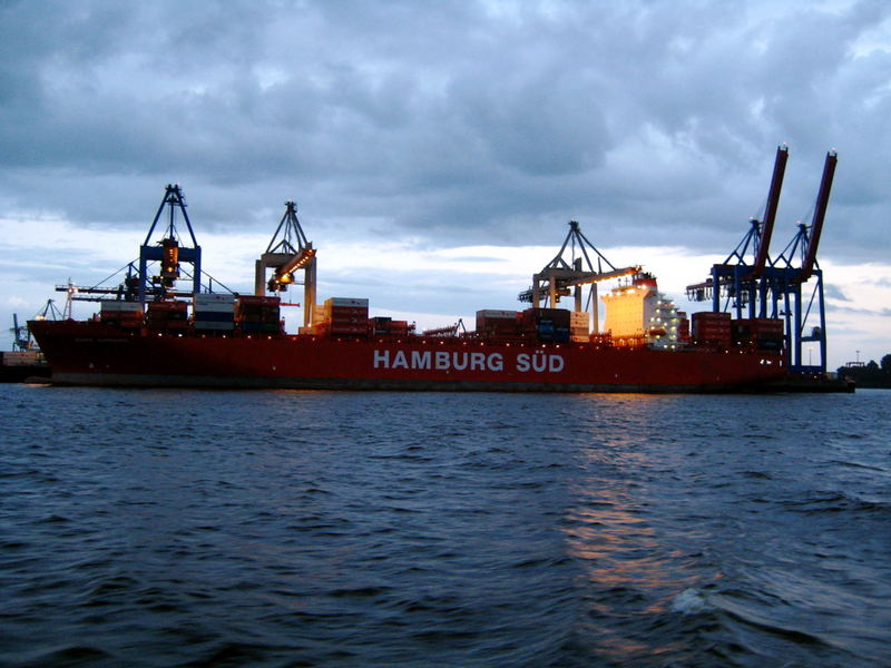 Containerschiff im Hamburger Hafen