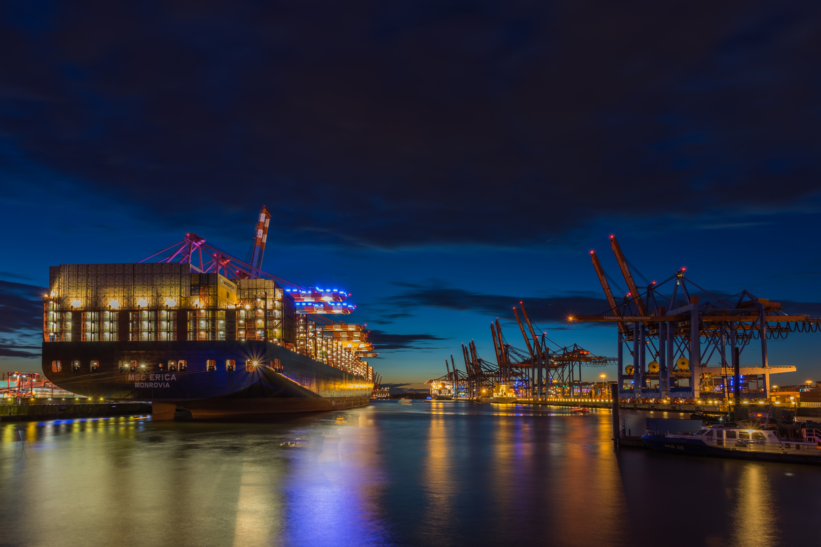 Containerschiff im Hamburger Hafen