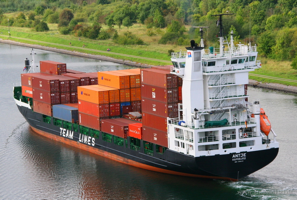 Containerschiff im N-O-K