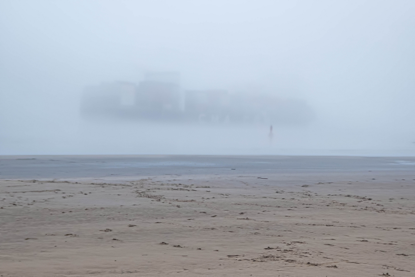 Containerschiff im Nebel