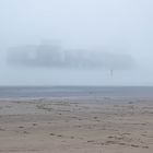 Containerschiff im Nebel