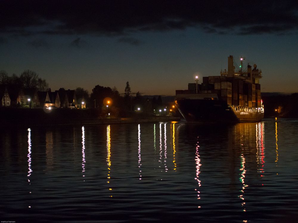 Containerschiff im NOK bei Nacht