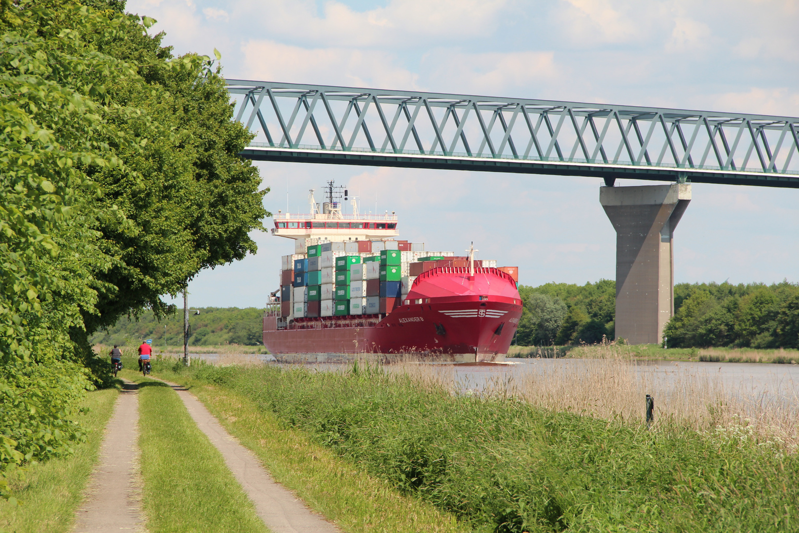 Containerschiff im Nord Ostsee Kanal