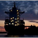 Containerschiff im Sonnenuntergang