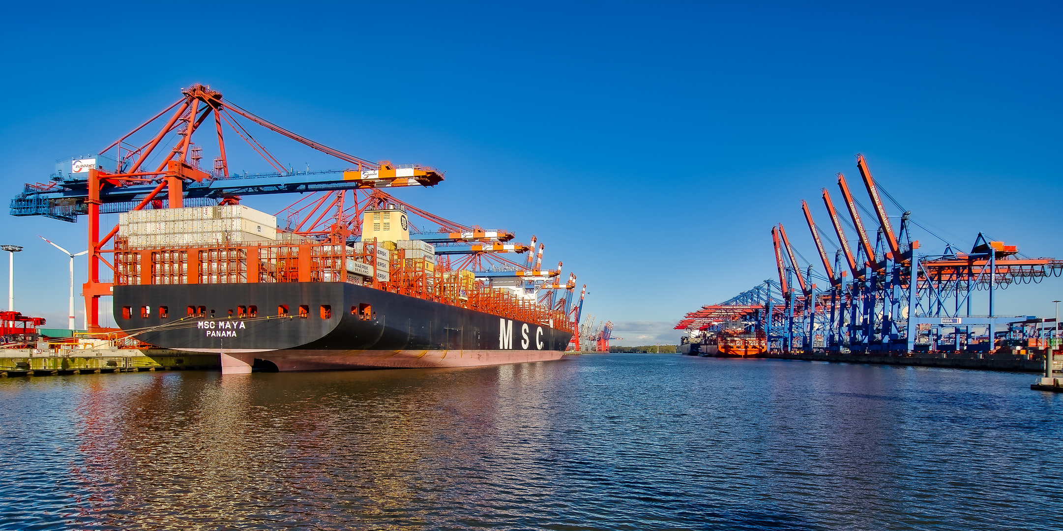 Containerschiff im Waltershofer Hafen