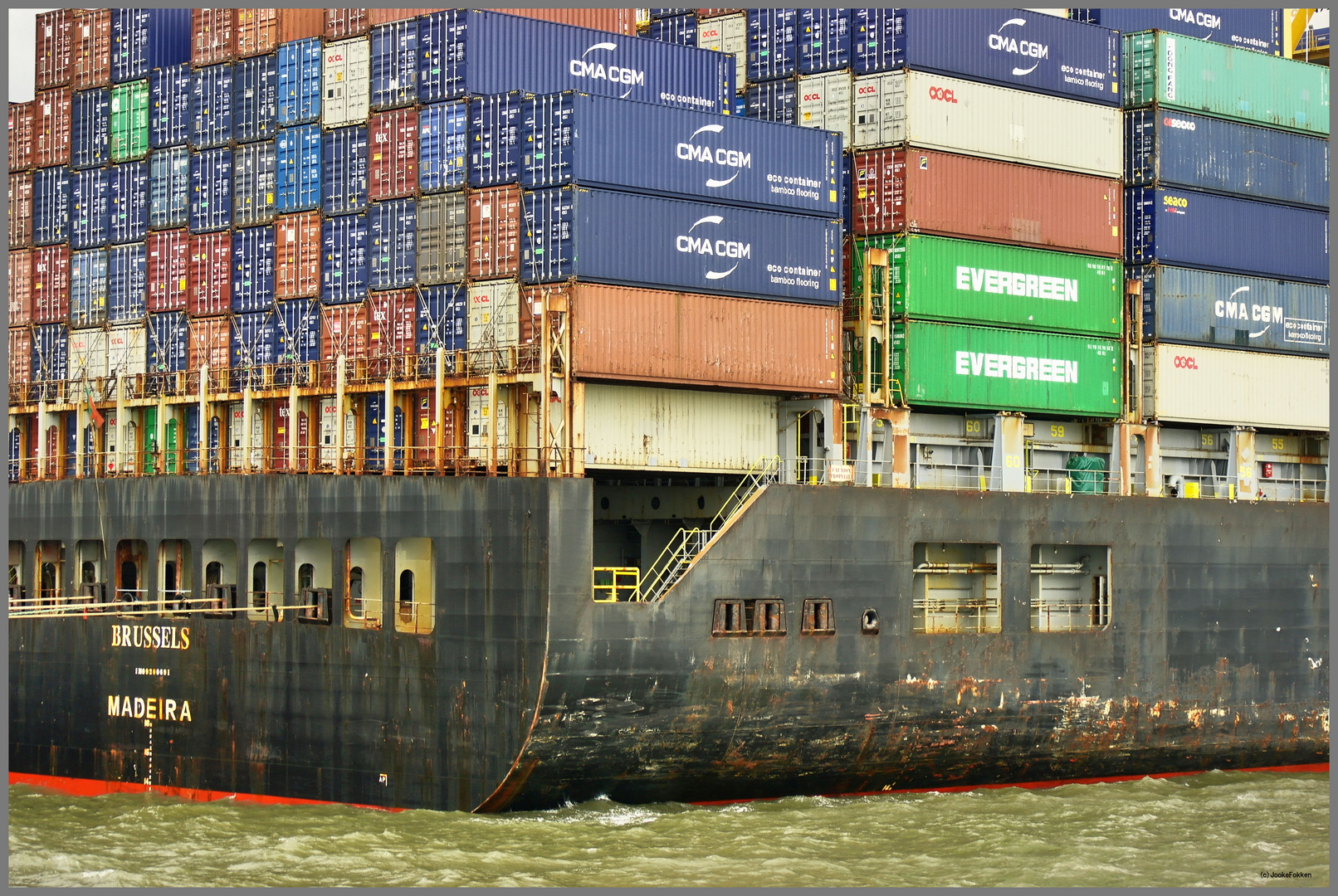 Containerschiff in Bremerhaven
