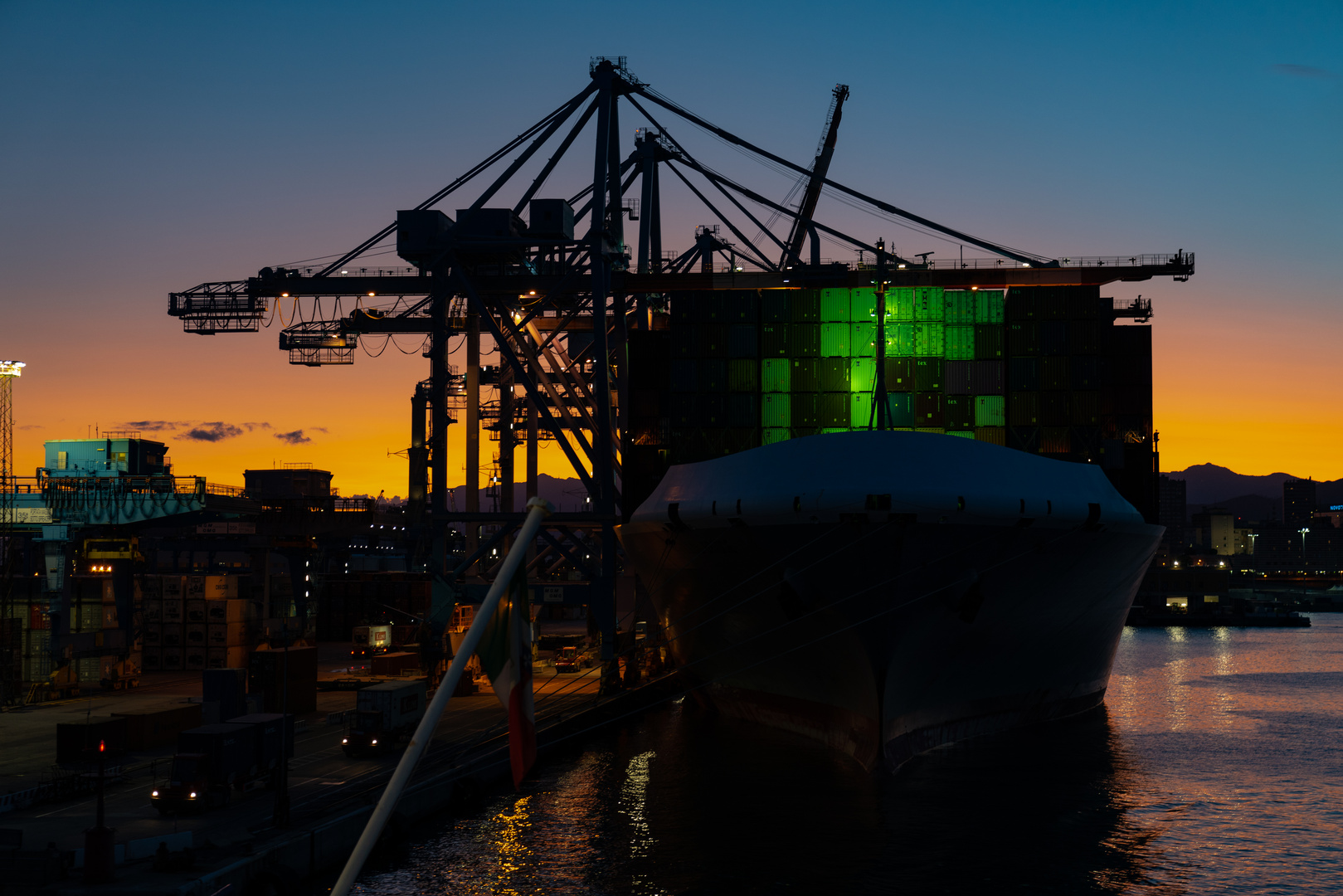 Containerschiff in der Dämmerung