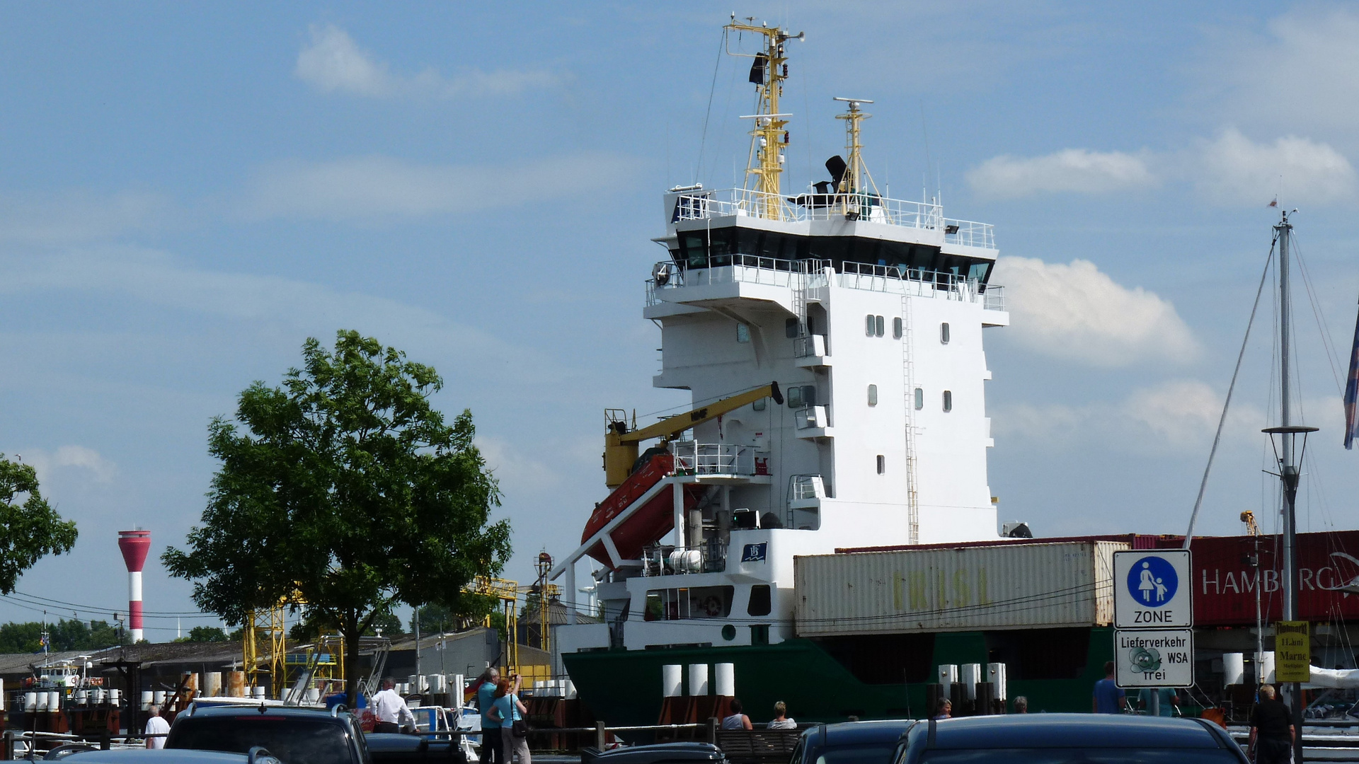 Containerschiff in der Fußgämgerzone