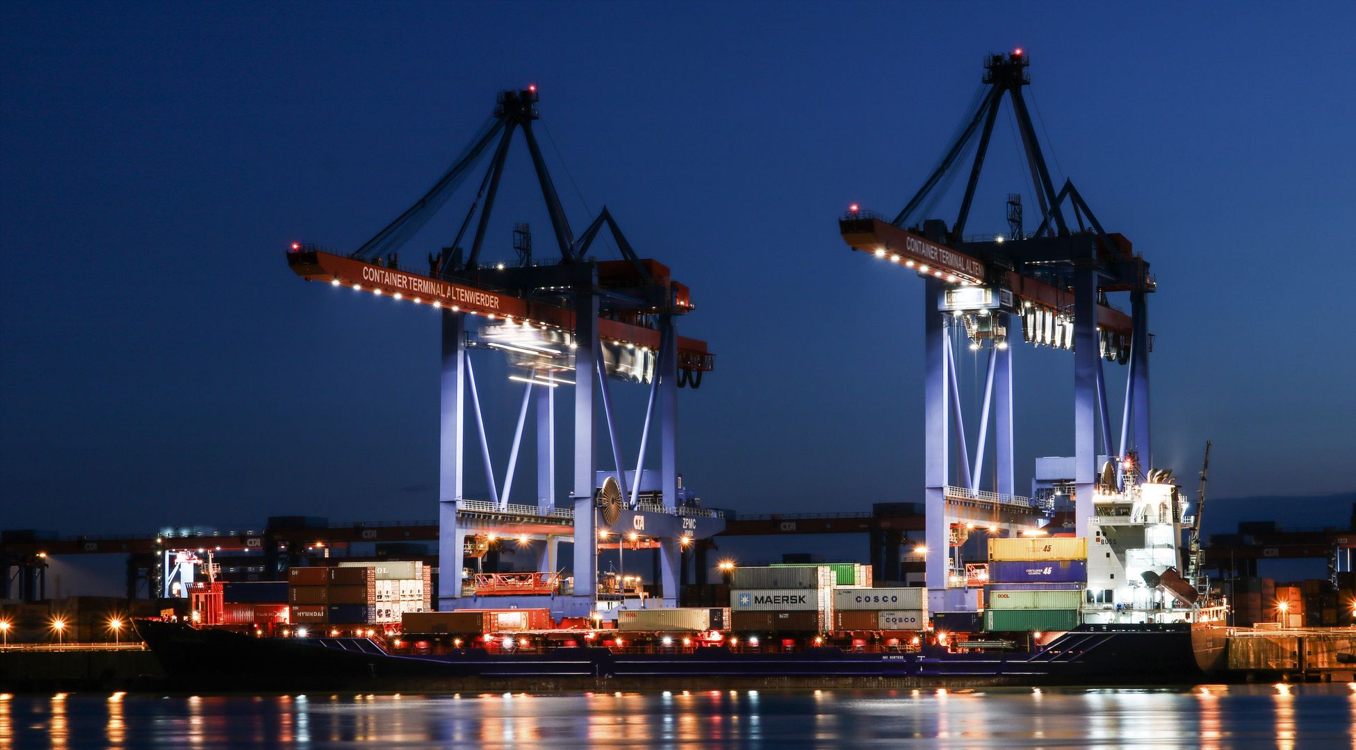 Containerschiff in Hamburg bei Nacht