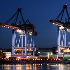 Containerschiff in Hamburg bei Nacht