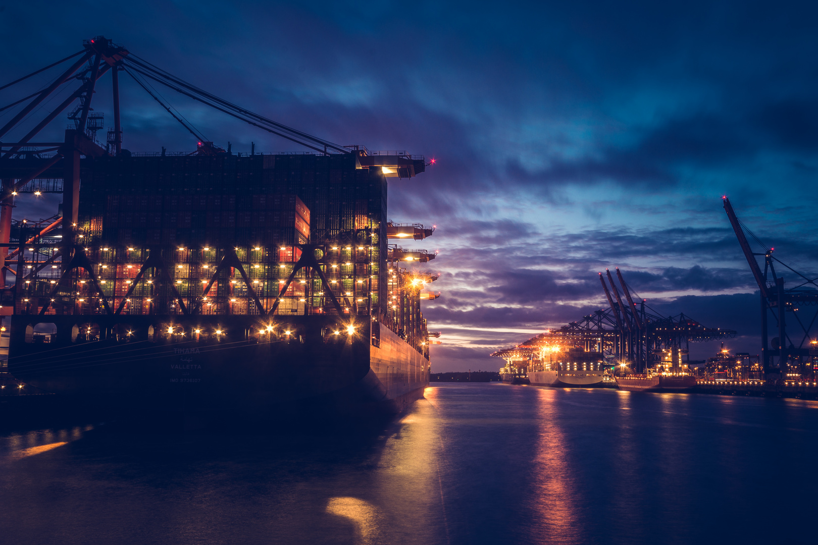 Containerschiff in Hamburg