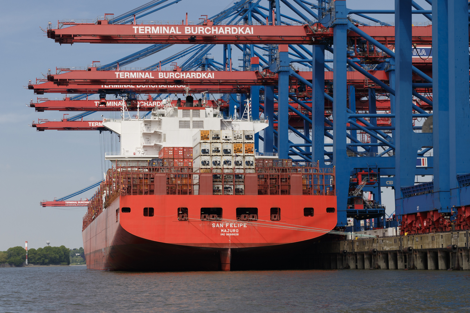 Containerschiff in Hamburg Hafen