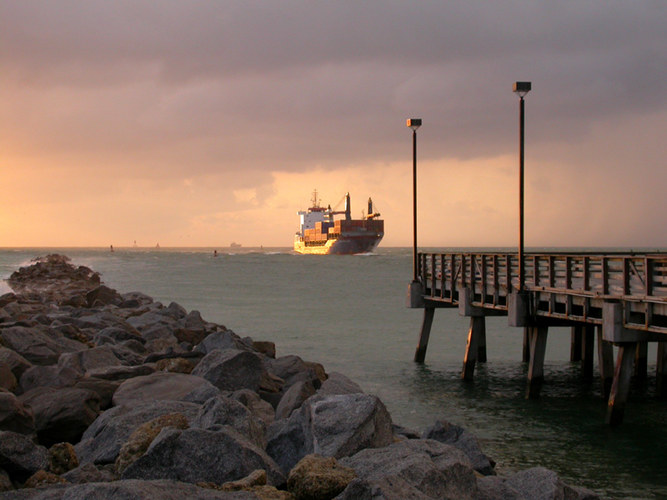 Containerschiff in Morgendämmerung