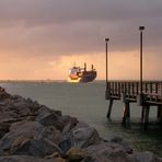 Containerschiff in Morgendämmerung