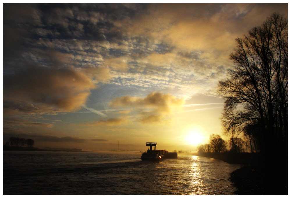 Containerschiff in Richtung Sonnenaufgang