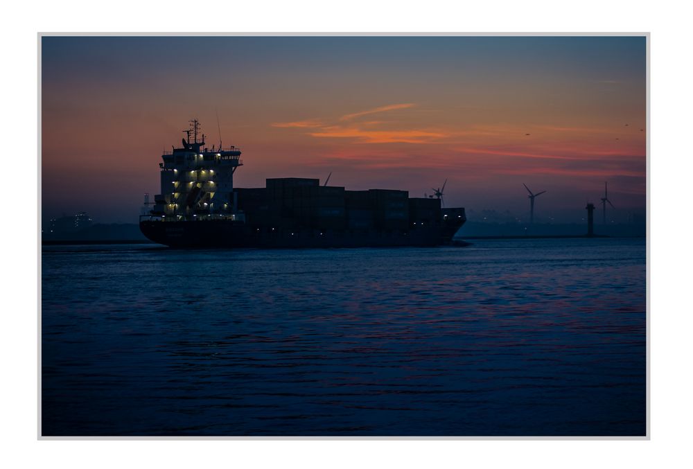 Containerschiff in Rotterdam