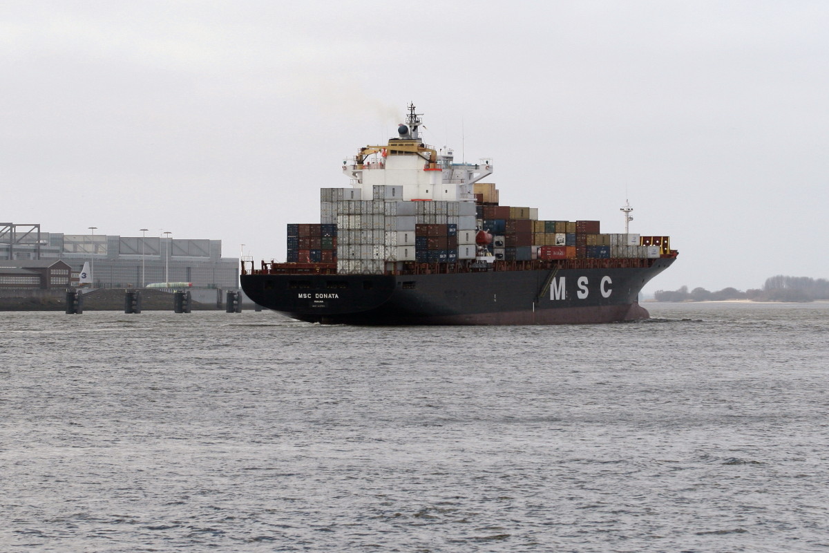 Containerschiff in Teufelsbrück Hamburg II