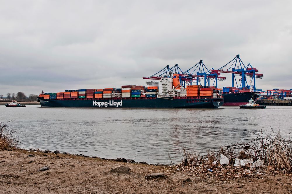 Containerschiff Kobe Express wird gedreht #1