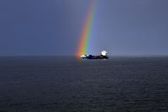 Containerschiff mit Regenbogen