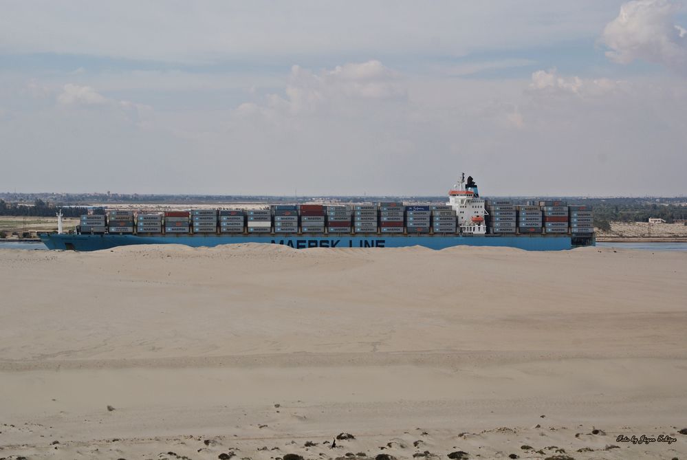 Containerschiff mitten in der Wüste