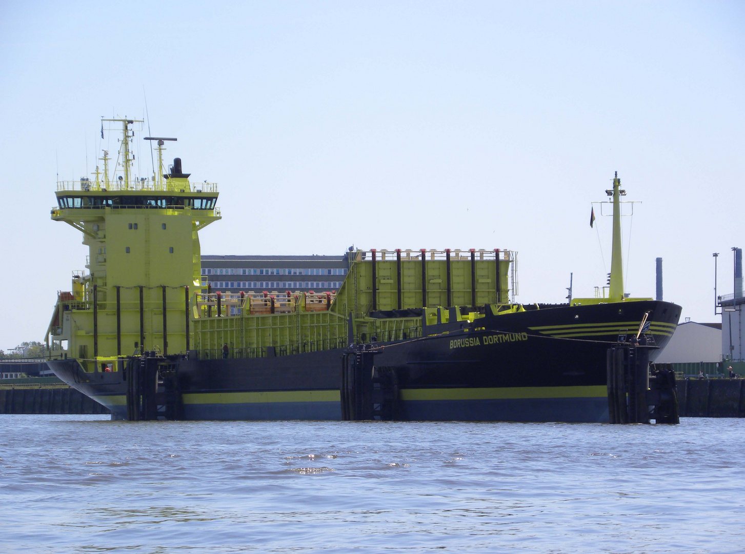 Containerschiff MS Borussia Dortmund