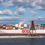 Containerschiff passiert die Kugelbake