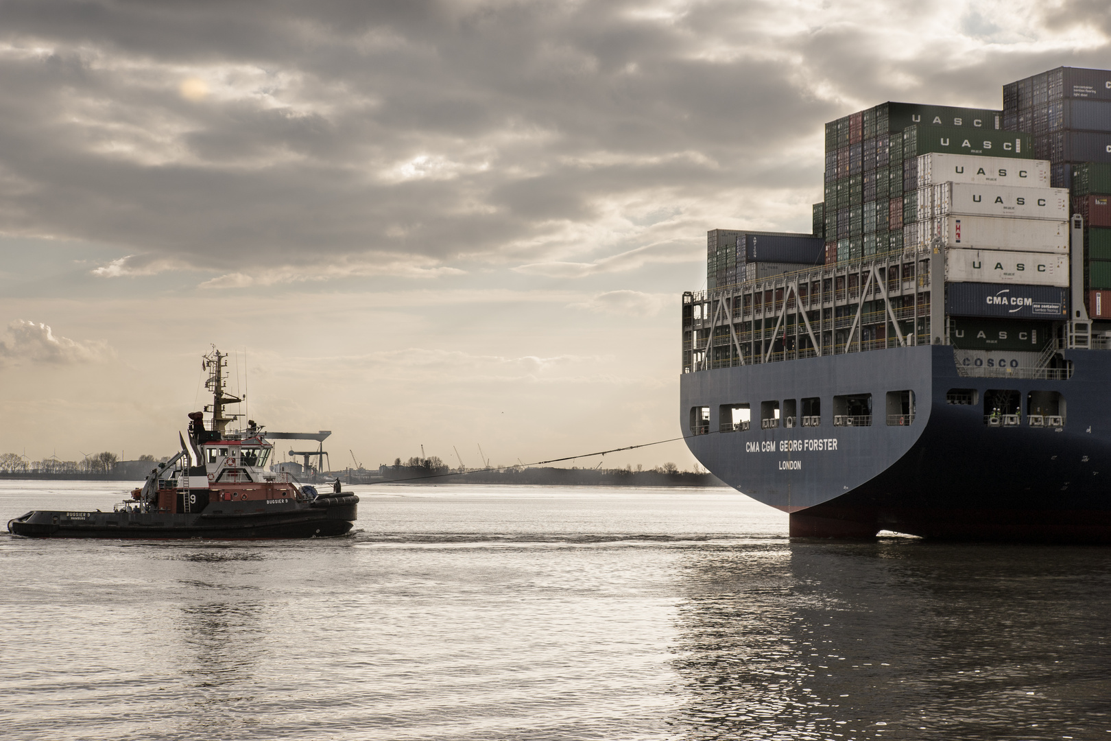 Containerschiff & Schlepperfahrt