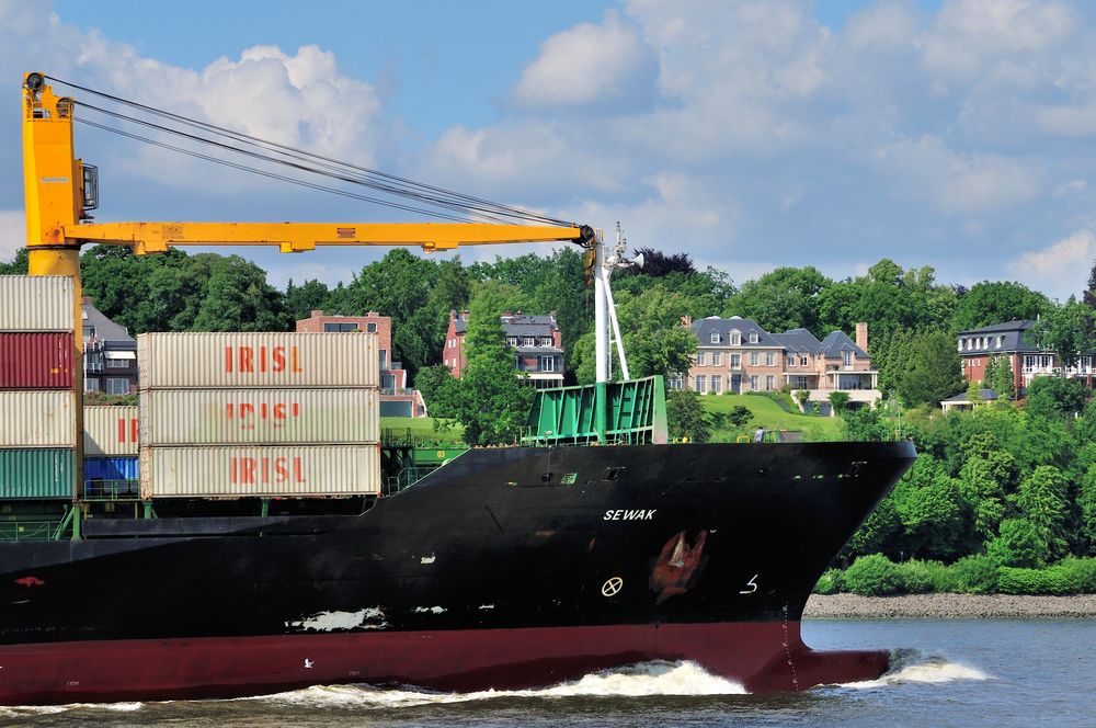 Containerschiff Sewak an der Lotsenstation Hamburg