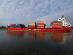 Containerschiff SIRRAH mit Ladungslücken ...