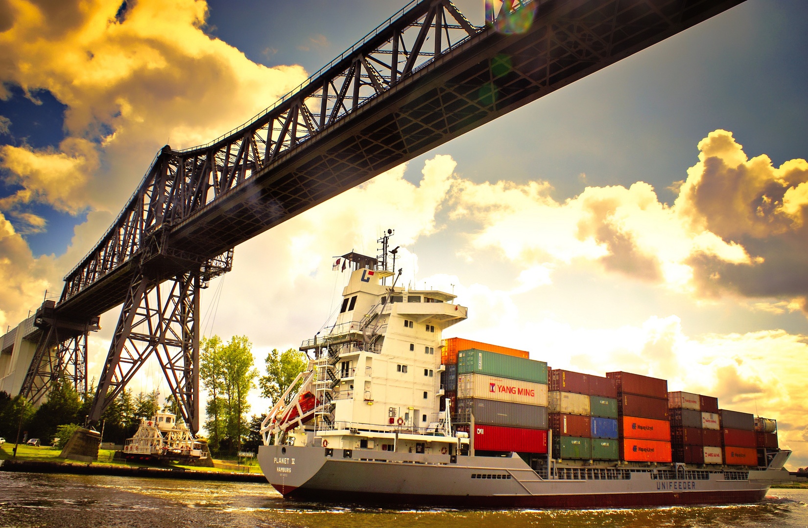 Containerschiff trifft auf Hängefähre