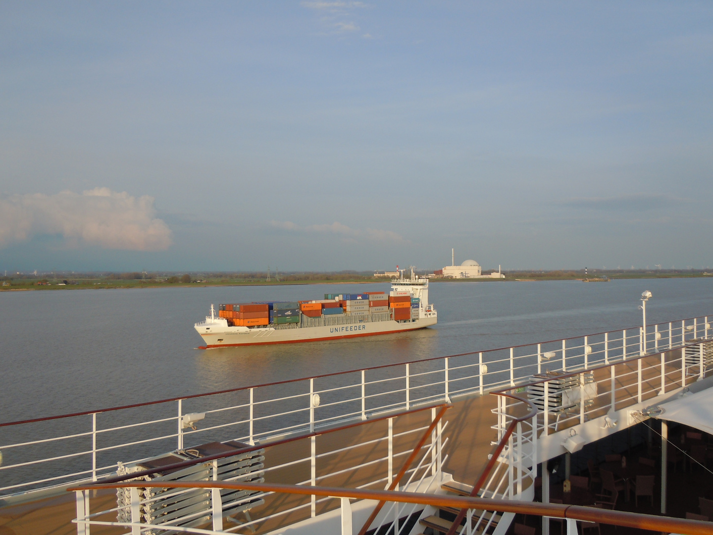 Containerschiff überholt rechts Kreuzfahrtschiff