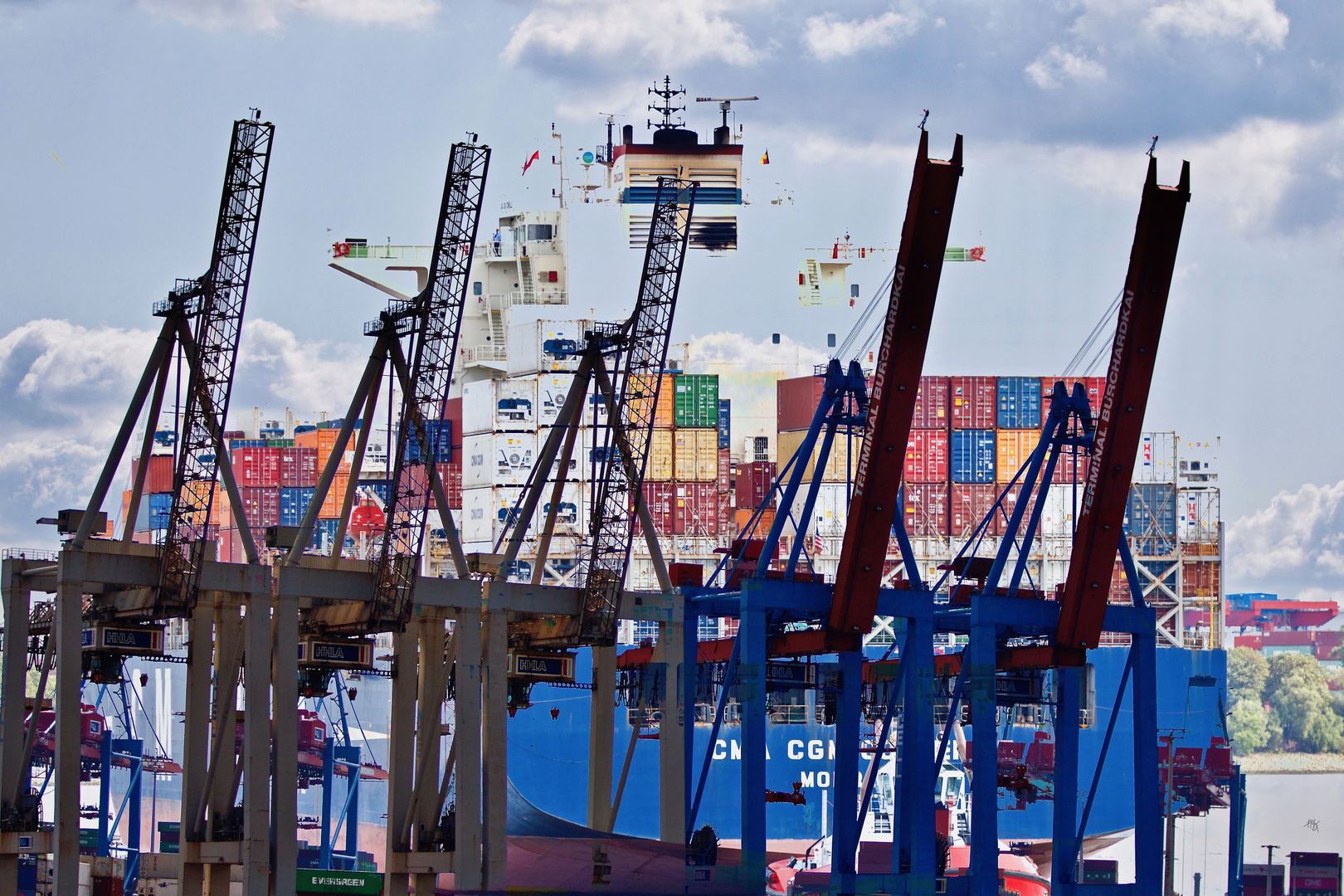 Containerschiff und Kräne