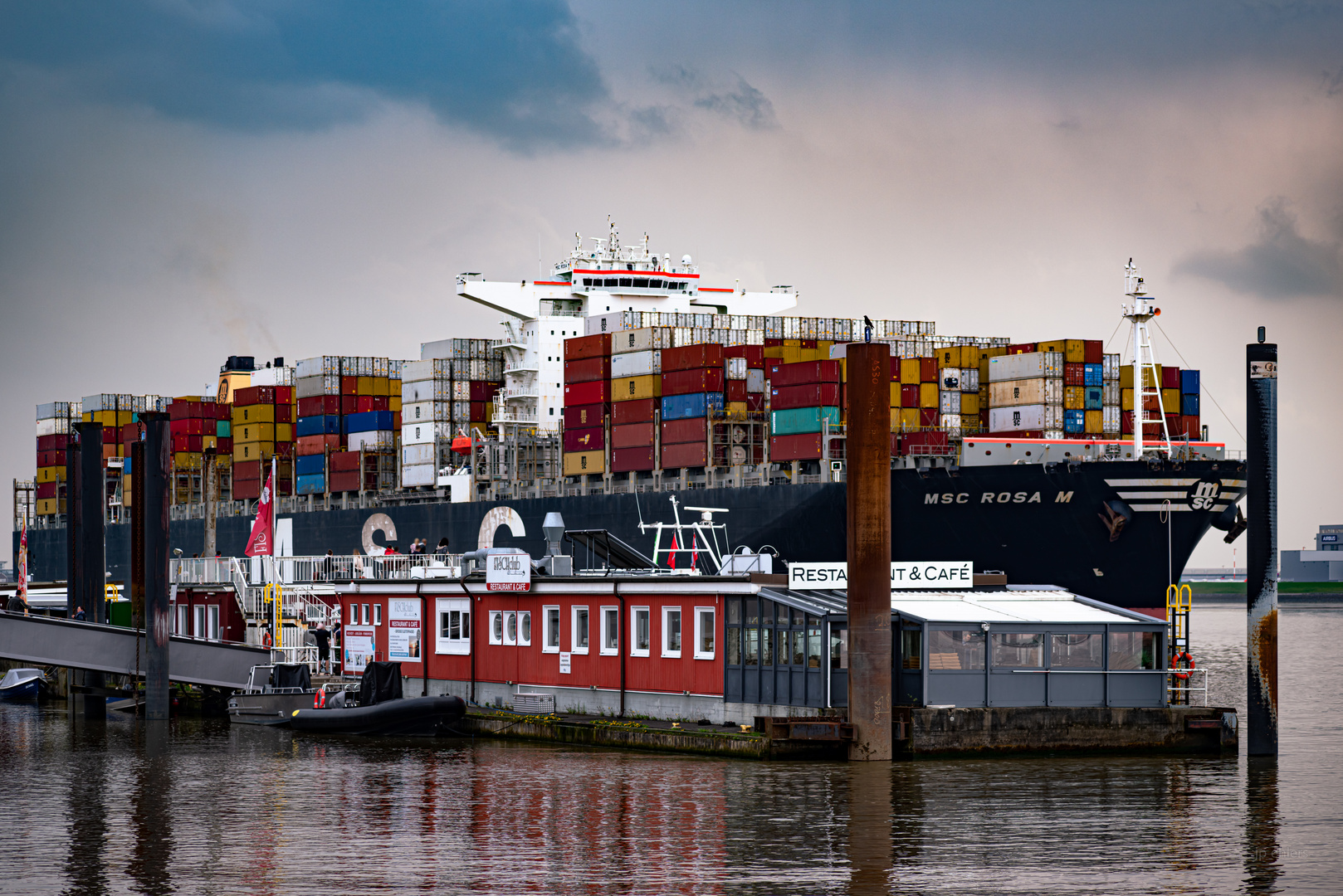 Containerschiff und Restaurantboot