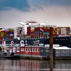 Containerschiff und Restaurantboot