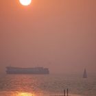 Containerschiff und Segelboot in Breskens