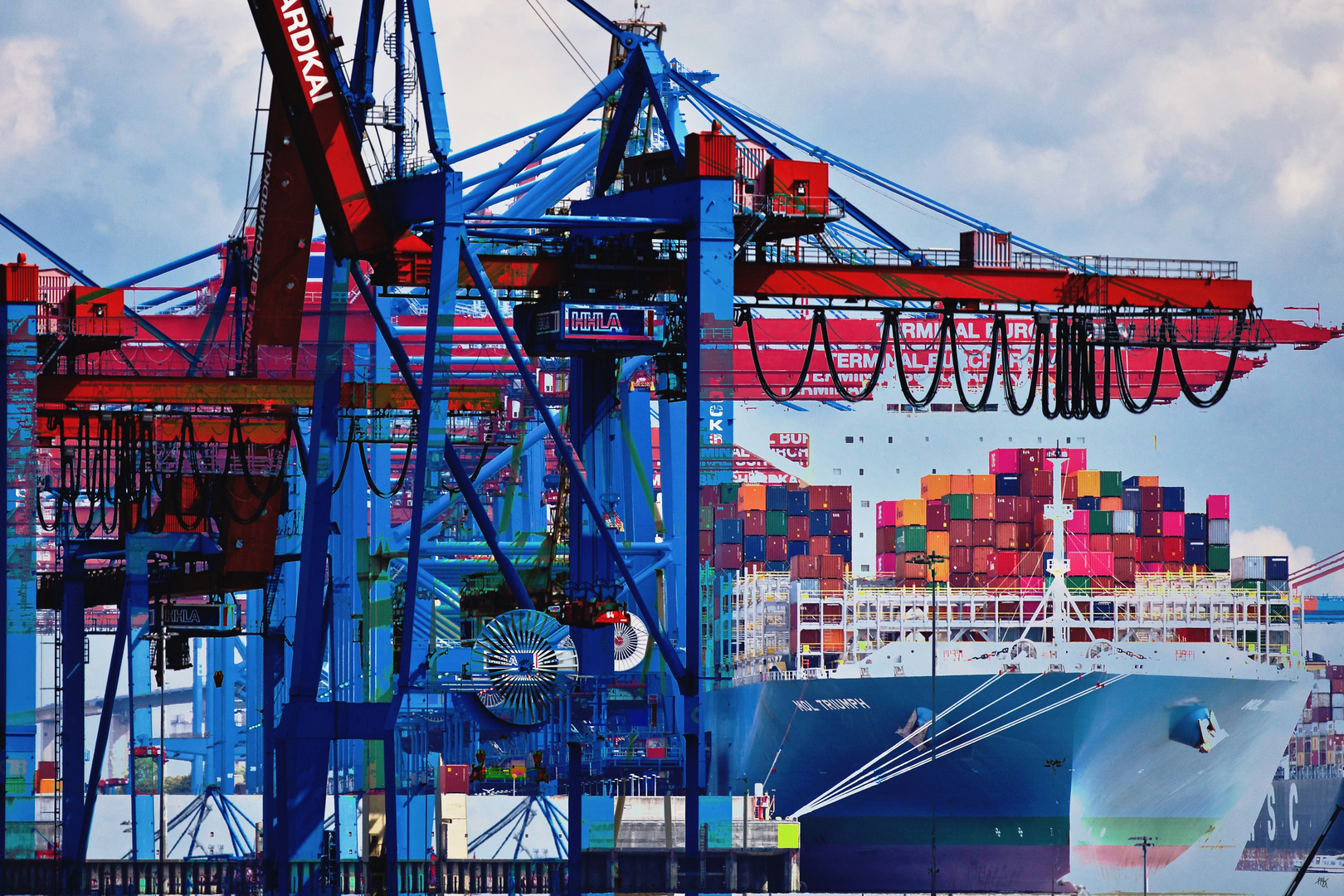 Containerschiff und Terminal