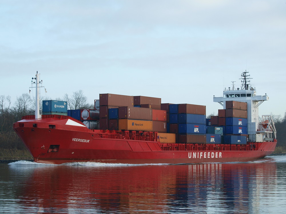Containerschiff VEERSEDIJK auf dem Nord-Ostsee-Kanal