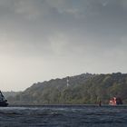 Containerschiff verlässt am frühen Abend den Hafen von Hamburg