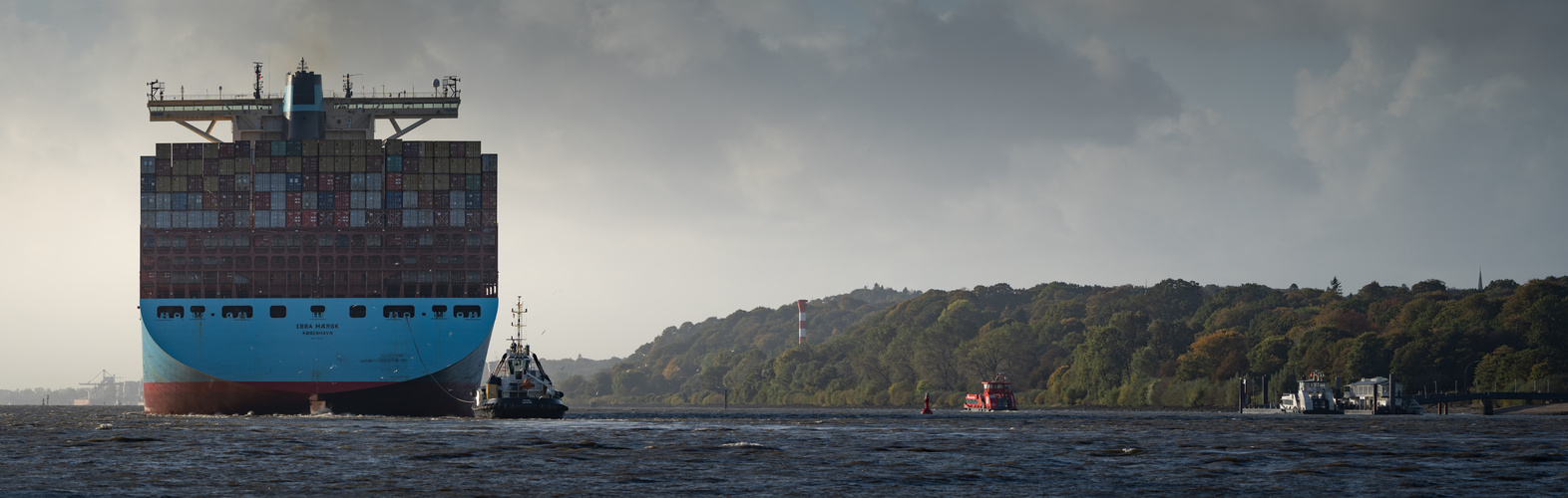 Containerschiff verlässt am frühen Abend den Hafen von Hamburg