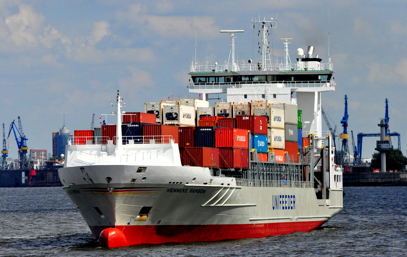 Containerschiff verläßt den Hamburger Hafen