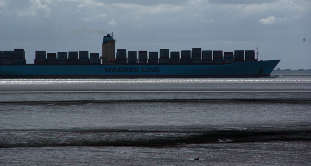 Containerschiff vor Wremen