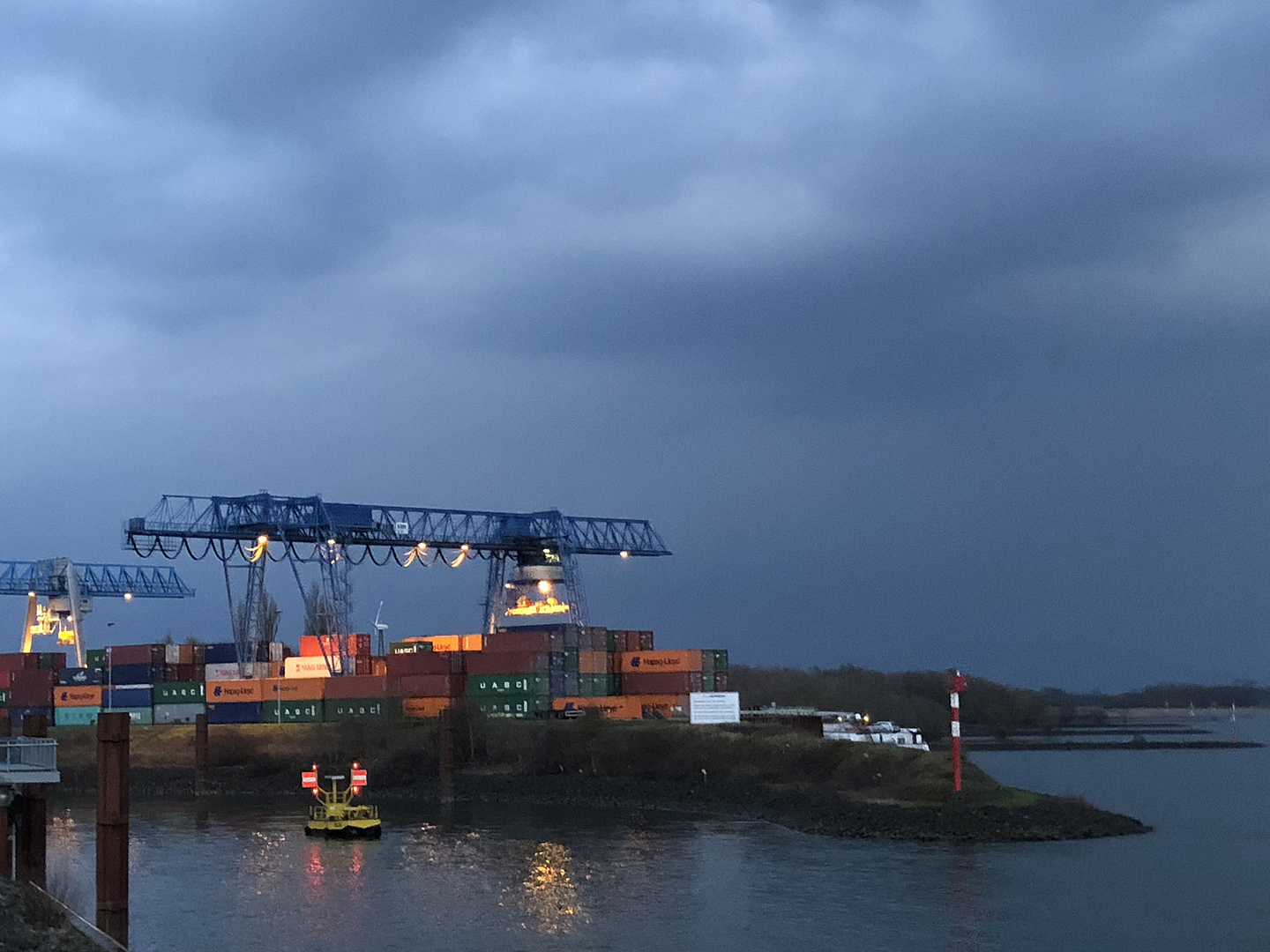 Containerschiffahrt am Rhein